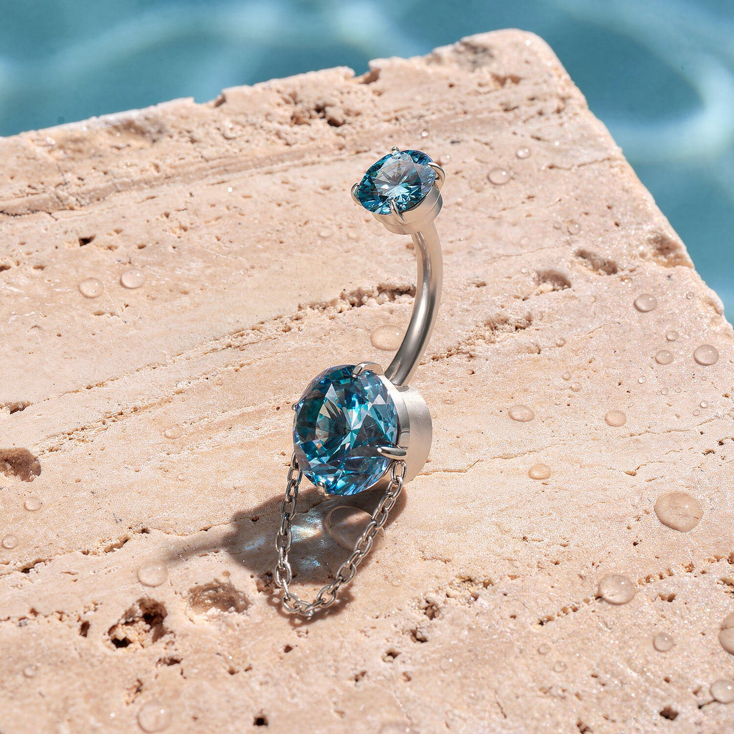 Banane de cristal turquoise avec chaîne Piercing nombril avec cristaux turquoise et chaîne sur pierre