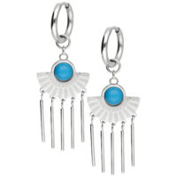 Boucles d'oreilles argentées avec pierre turquoise et longs pendentifs sur fond blanc