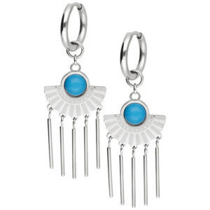 Boucles d'oreilles argentées avec pierre turquoise et longs pendentifs sur fond blanc