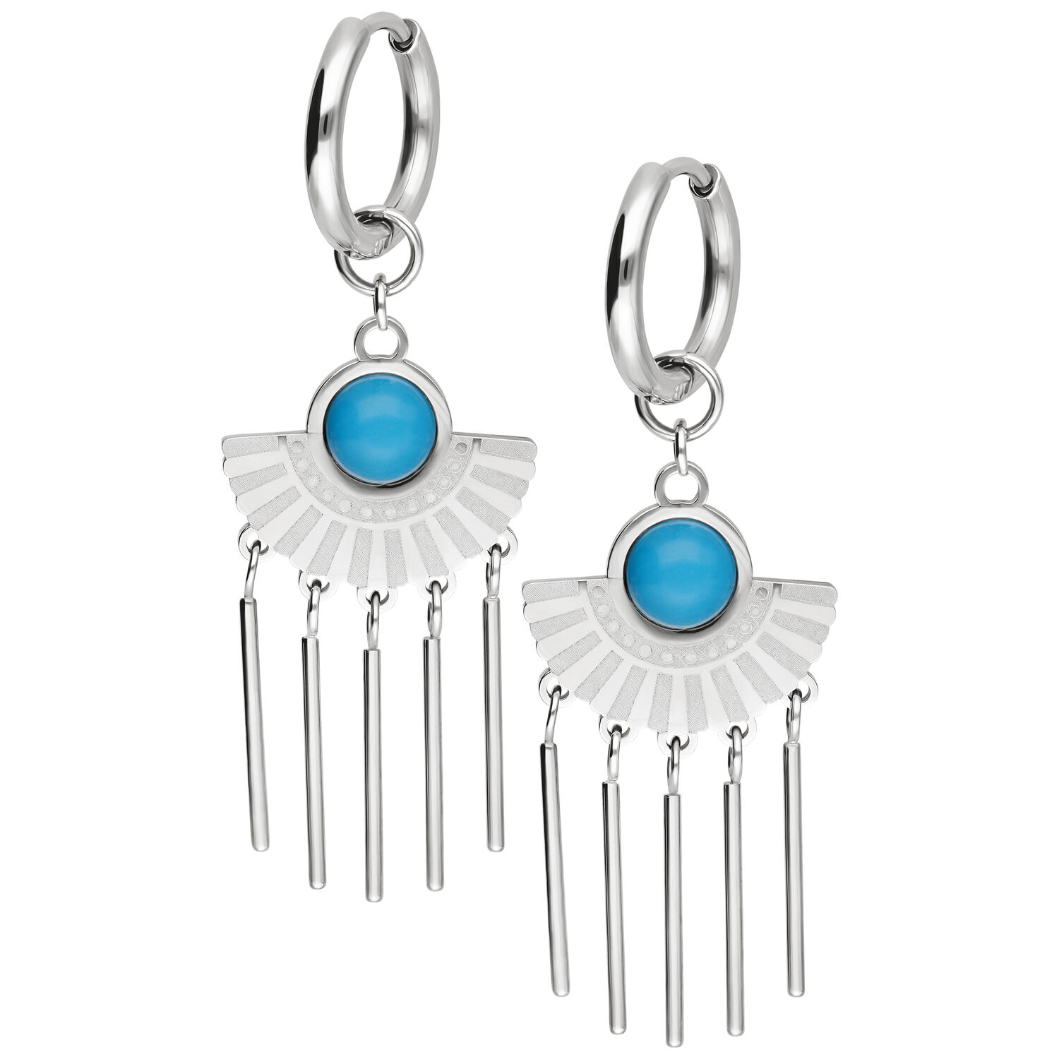 Boucles d'oreilles argentées avec pierre turquoise et longs pendentifs sur fond blanc