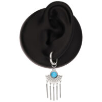 Créole argentée avec pierre turquoise et barres pendantes sur un modèle d'oreille noir