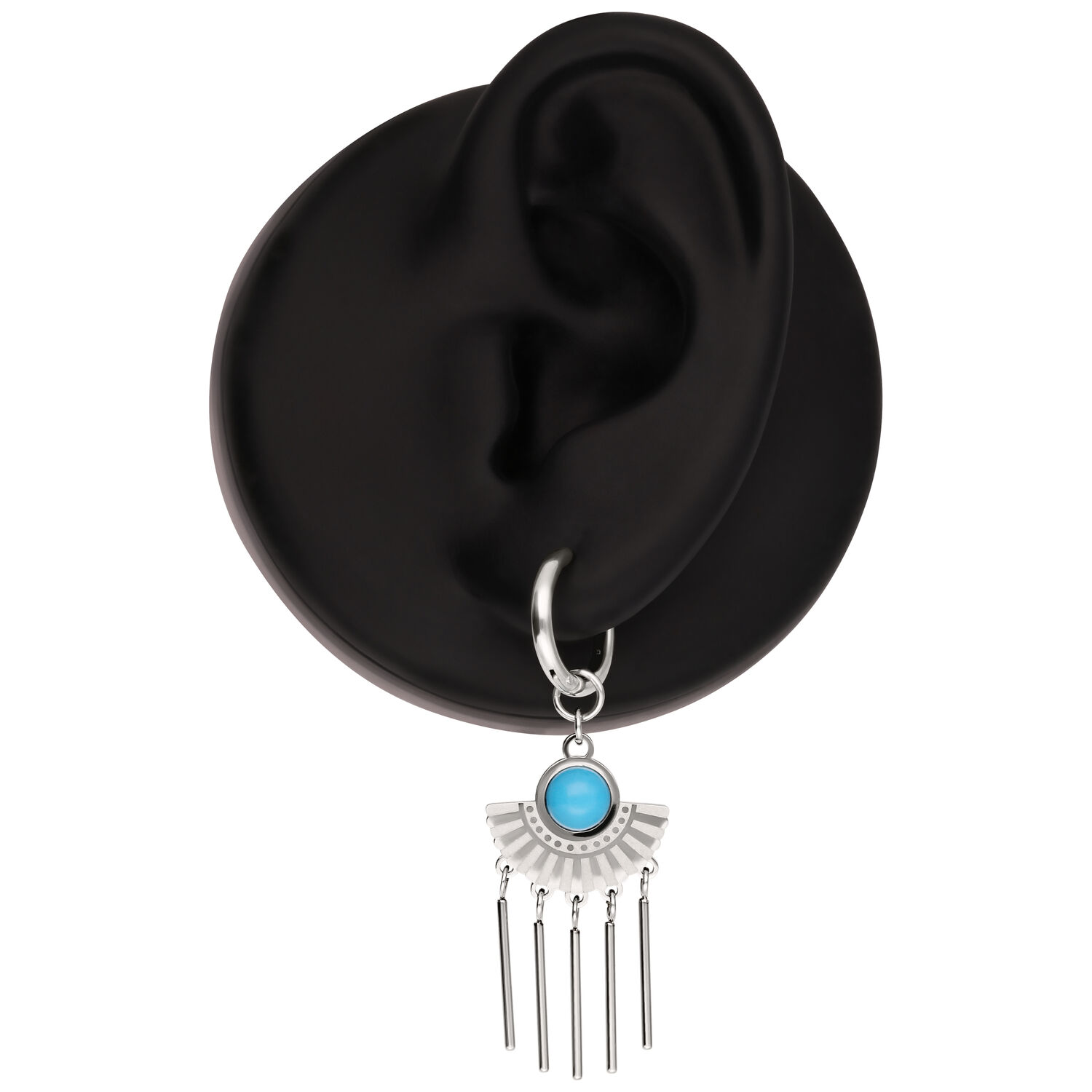 Créole argentée avec pierre turquoise et barres pendantes sur un modèle d'oreille noir