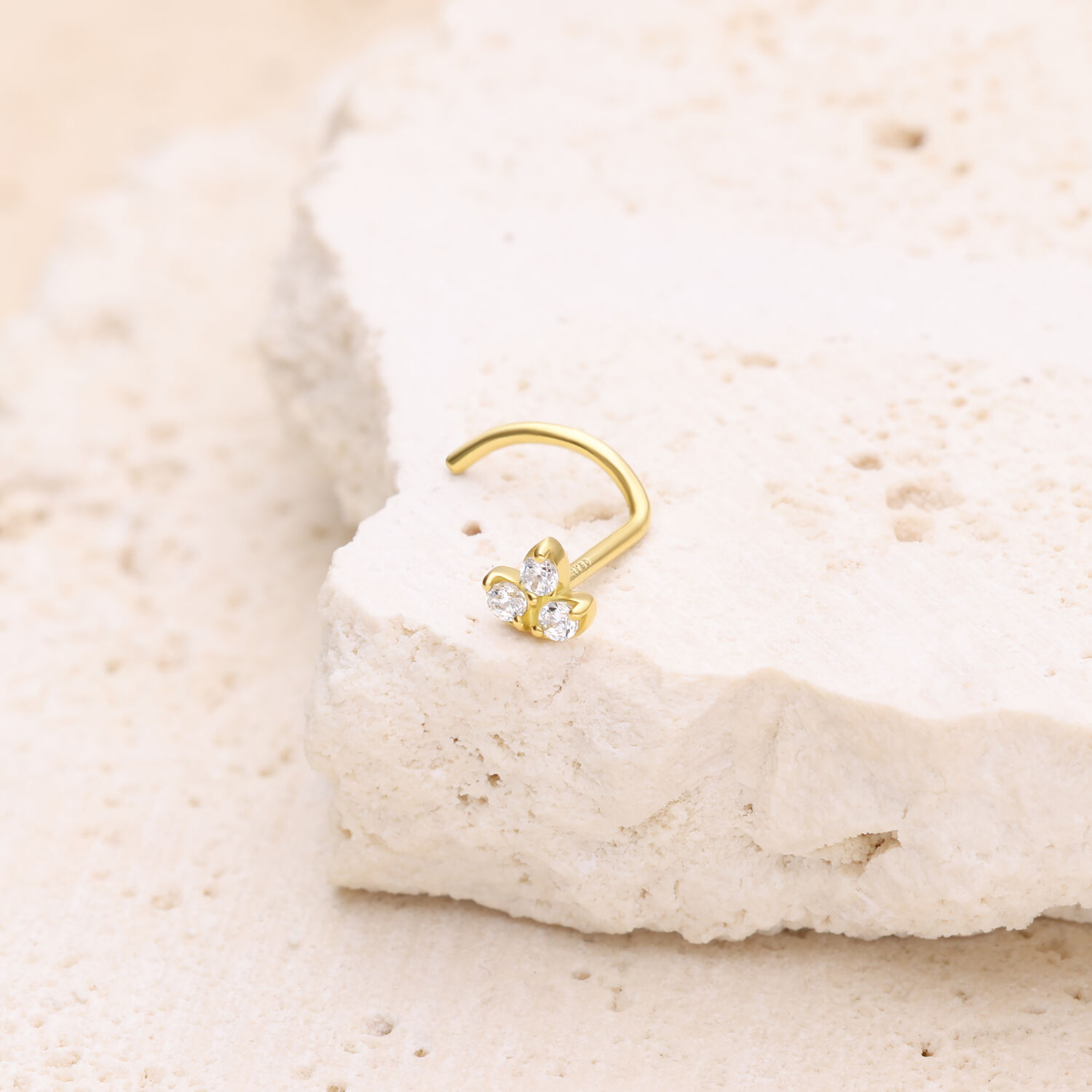 Clou de nez en or 18K avec lotus en zirconia Clou de nez doré en forme de lotus avec zirconia clairs sur pierre claire