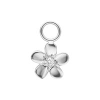 Pendentif fleur argenté pour piercing Pendentif fleur argenté avec cinq pétales et un anneau en haut sur fond blanc