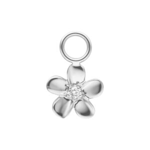 Pendentif fleur argenté avec cinq pétales et un anneau en haut sur fond blanc