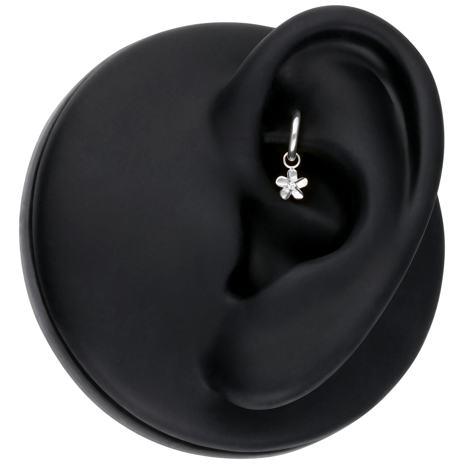 Pendentif Fleur Argenté Piercing Pendentif fleur argenté sur un modèle d'oreille noir, gros plan