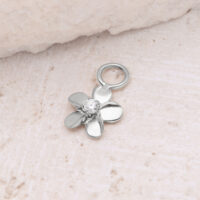 Pendentif Fleur Argenté avec Zircon Pendentif fleur argenté avec zircon scintillant sur pierre claire