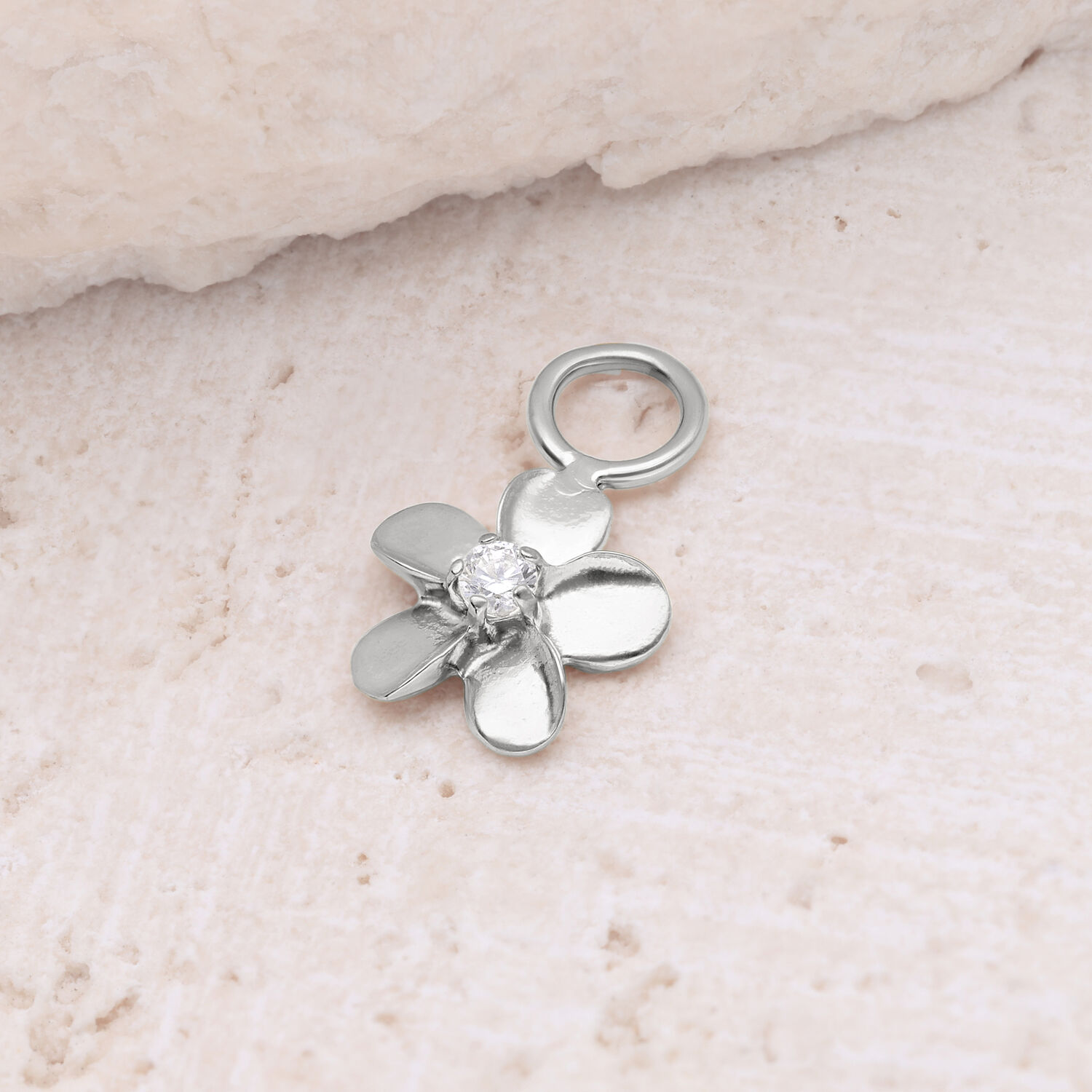 Pendentif Fleur Argenté avec Zircon Pendentif fleur argenté avec zircon scintillant sur pierre claire