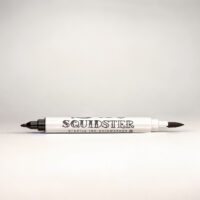 Marqueur de tatouage Squidster noir Marqueur de tatouage blanc avec deux pointes noires sur fond gris