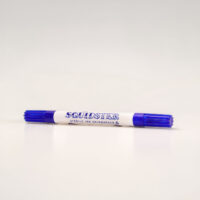 Stylo de tatouage Squidster Mini Non Stérile Bleu Stylo de tatouage Squidster Mini bleu avec capuchon bleu sur fond blanc