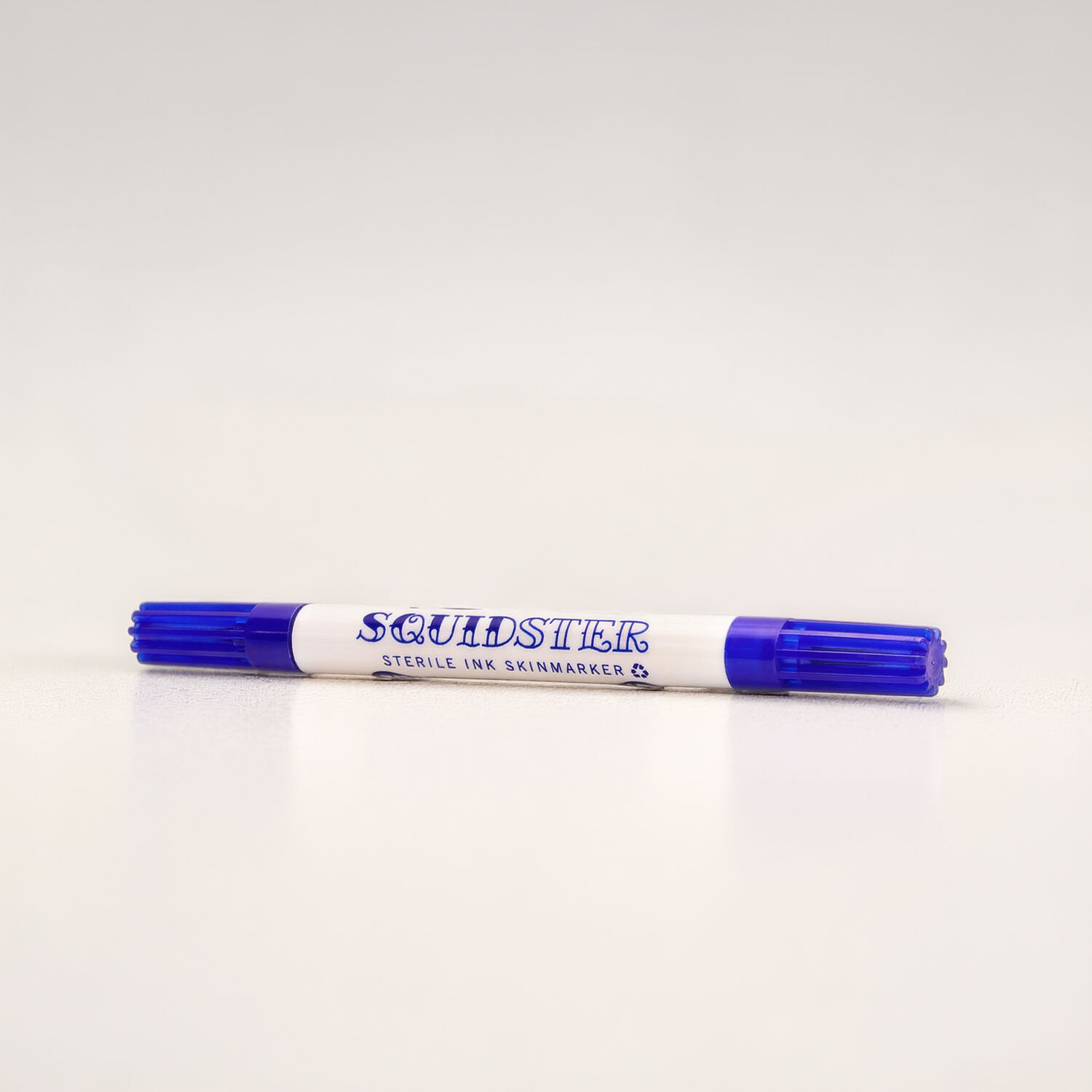 Stylo de tatouage Squidster Mini Non Stérile Bleu Stylo de tatouage Squidster Mini bleu avec capuchon bleu sur fond blanc