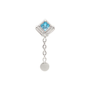 Embout de chaîne argenté avec cristal bleu carré sur fond blanc
