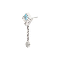 Pendentif en cristal argenté avec chaîne Cristal carré argenté avec chaîne sur fond blanc