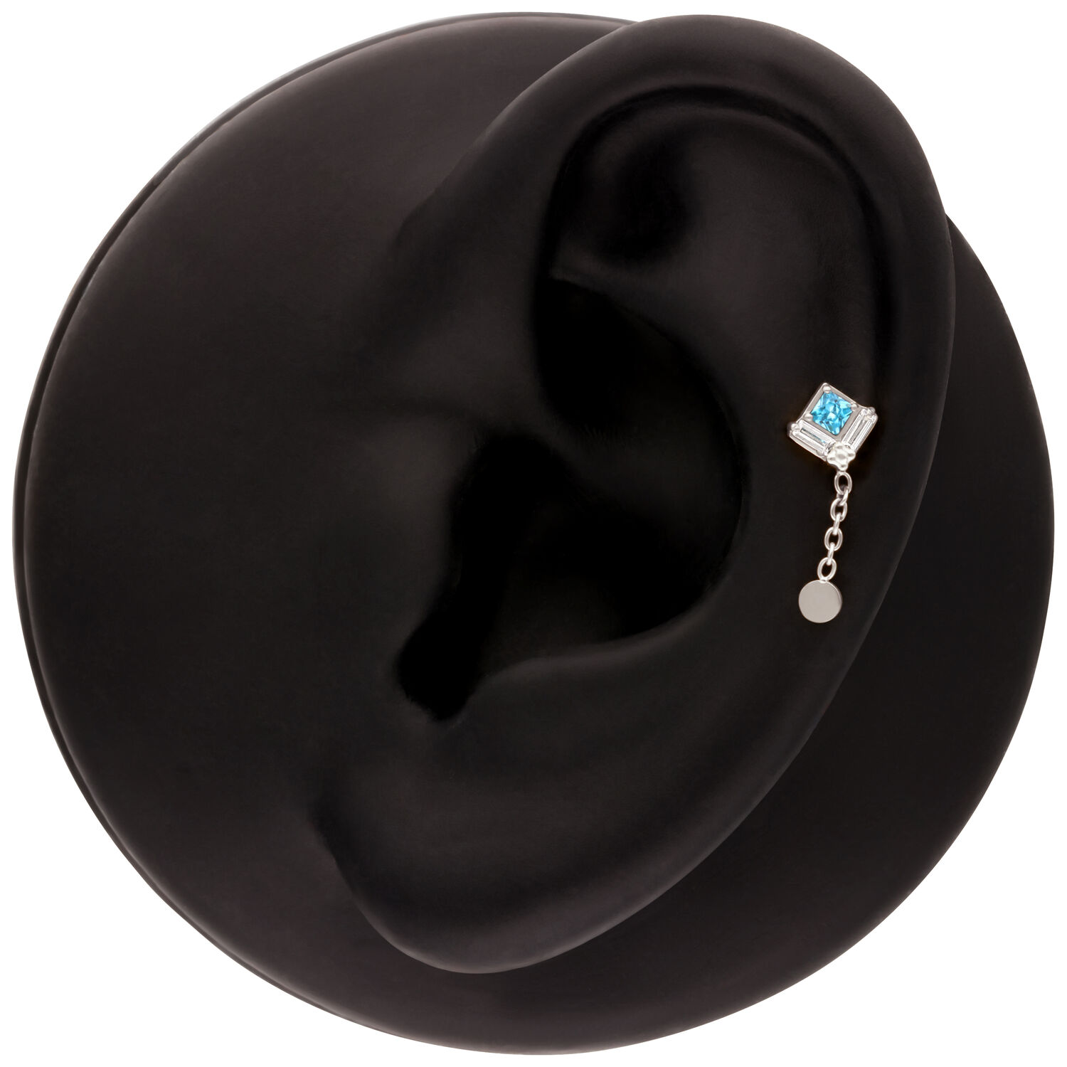 Clou d'oreille en cristal argenté avec chaînette Clou d'oreille argenté avec cristal carré et chaînette pendante sur un présentoir d'oreille noir