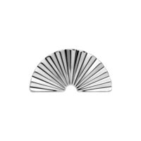 Embout Riffelé Demi-cercle Argent Embout métallique argenté en demi-cercle avec design à rainures sur fond blanc