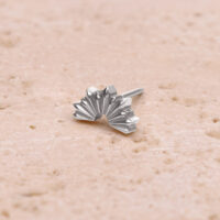 Embout rayons de soleil plié en argent sur fond sable