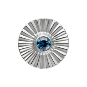 Embout rond en titane avec cristal turquoise au centre sur fond blanc