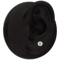 Embout en or blanc avec cristal turquoise Embout en or blanc avec cristal turquoise sur un modèle d'oreille noir