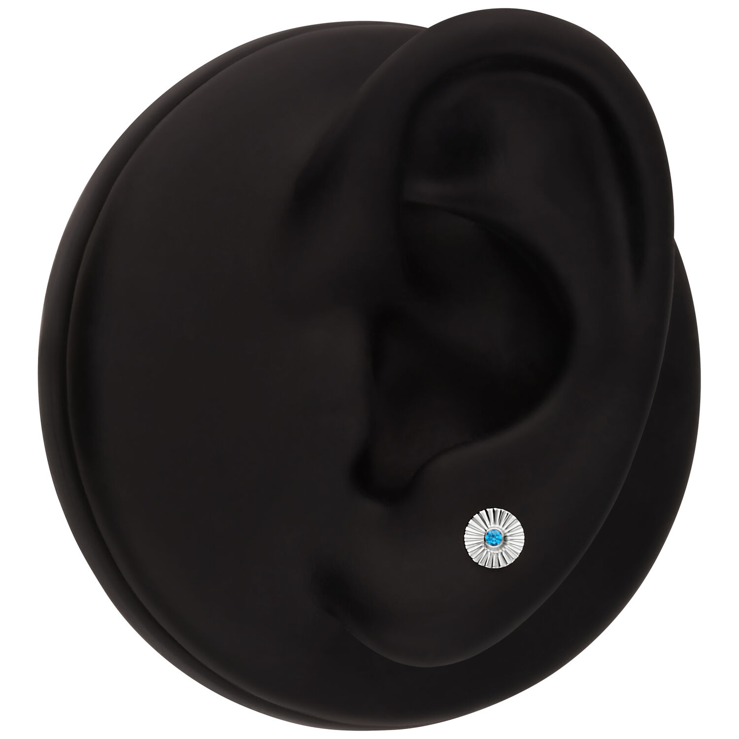 Embout en or blanc avec cristal turquoise Embout en or blanc avec cristal turquoise sur un modèle d'oreille noir