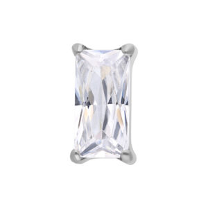 Cristal clair rectangulaire dans un sertissage en titane argenté sur fond blanc
