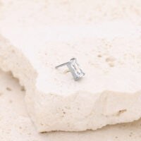Embout en cristal argenté pour Push Fit Embout en cristal baguette argenté sur une surface en pierre claire