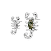 Boucles d'oreilles Scorpion en argent avec Agate mousse Deux boucles d'oreilles Scorpion en argent, l'une avec cristal clair, l'autre avec Agate mousse, sur fond blanc