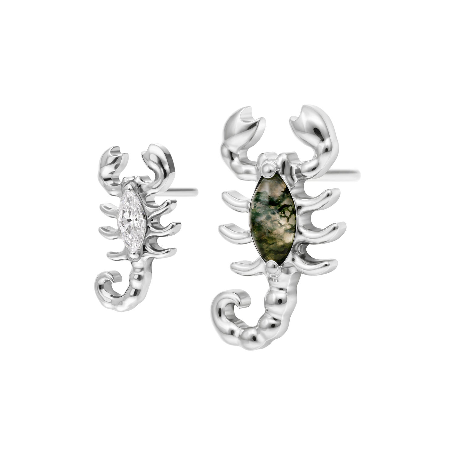 Boucles d'oreilles Scorpion en argent avec Agate mousse Deux boucles d'oreilles Scorpion en argent, l'une avec cristal clair, l'autre avec Agate mousse, sur fond blanc