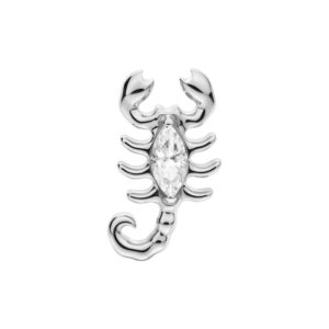 Pendentif Scorpion argenté avec cristal clair sur fond blanc