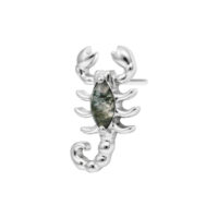 Pendentif Scorpion en or blanc avec agate mousse Pendentif scorpion en or blanc avec un cristal d'agate mousse sur fond blanc