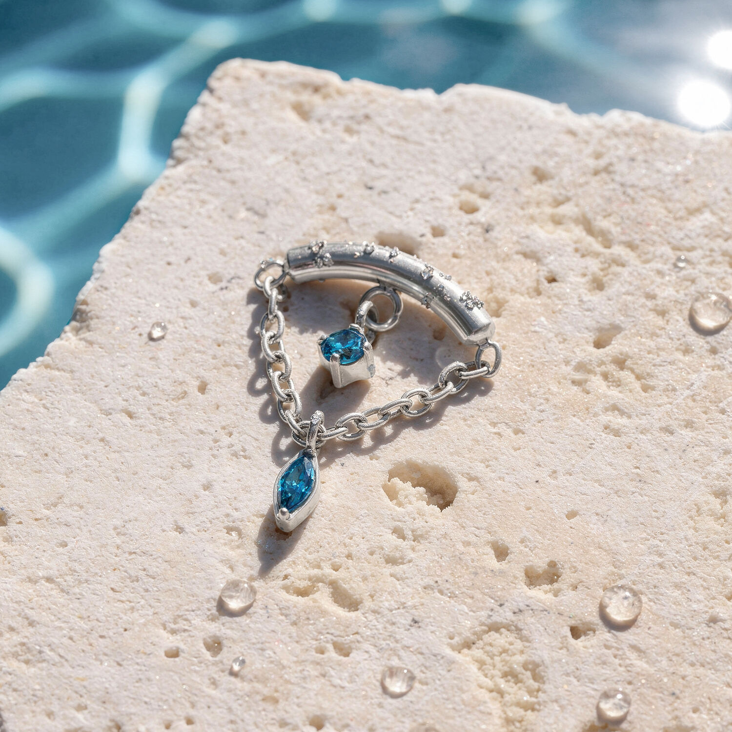 Double embout de piercing turquoise Embout de piercing hélice en argent avec deux pierres turquoise sur une pierre claire avec des gouttes d'eau