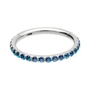 Anneau en argent avec cristaux turquoise sur fond blanc