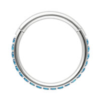 Clicker argenté avec cristaux turquoises Clicker rond argenté avec cristaux turquoises le long du bord, sur fond blanc