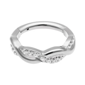 Bague en argent avec design ondulé et cristaux clairs sur fond blanc