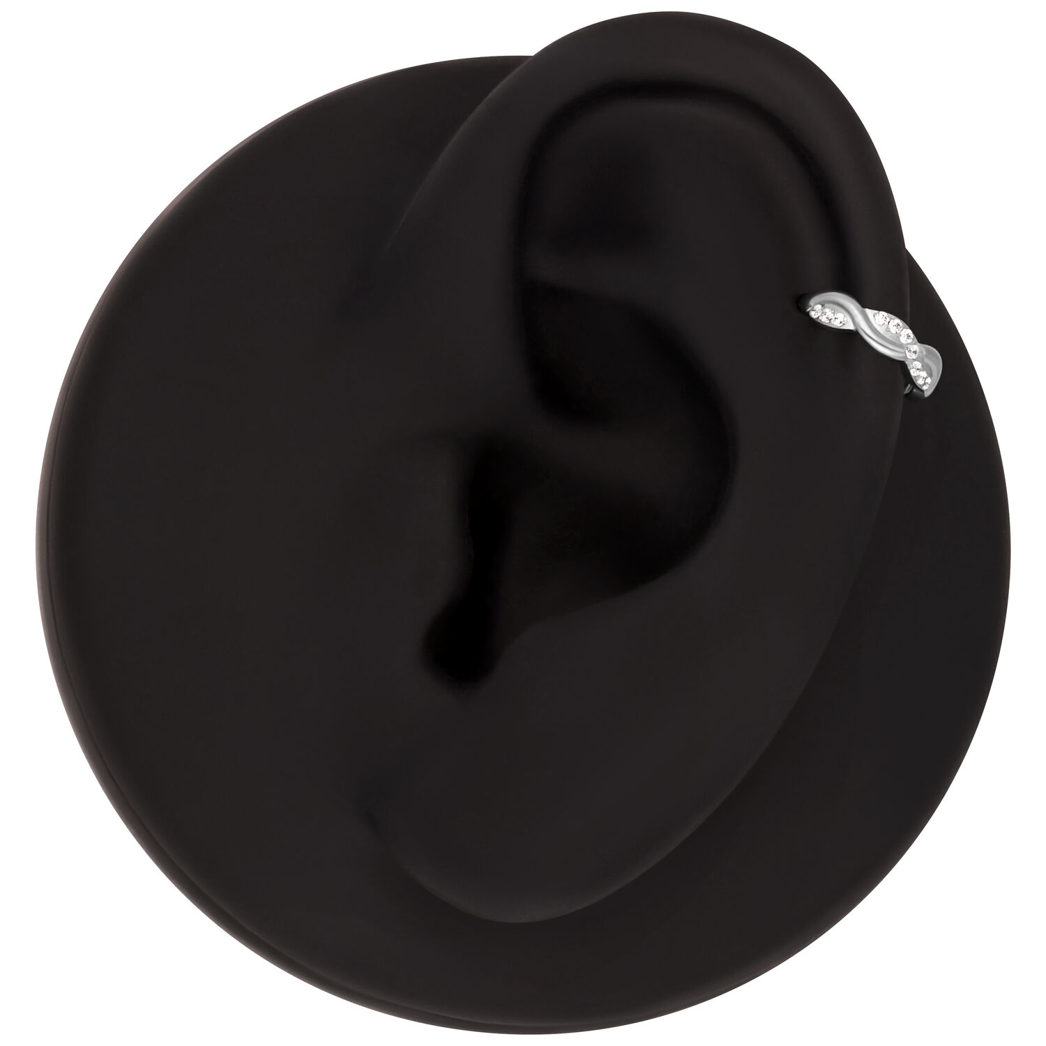 Modèle d'oreille noir avec un clicker de piercing ondulé en titane et cristaux clairs, sur fond noir