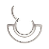 Clicker double anneau argenté en titane sur fond blanc