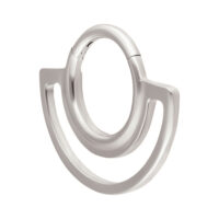 Clicker Anneau Double Argenté en titane avec design circulaire sur fond blanc