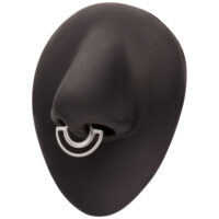 Objet ovale noir avec anneau double piercing argenté