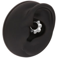 Piercing noir pour l'oreille avec anneau en argent Modèle d'oreille noire avec anneau floral en argent sur fond blanc