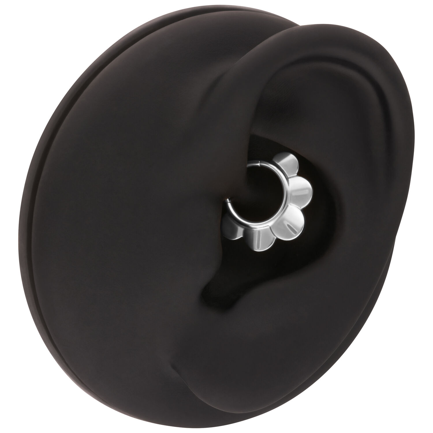 Piercing noir pour l'oreille avec anneau en argent Modèle d'oreille noire avec anneau floral en argent sur fond blanc